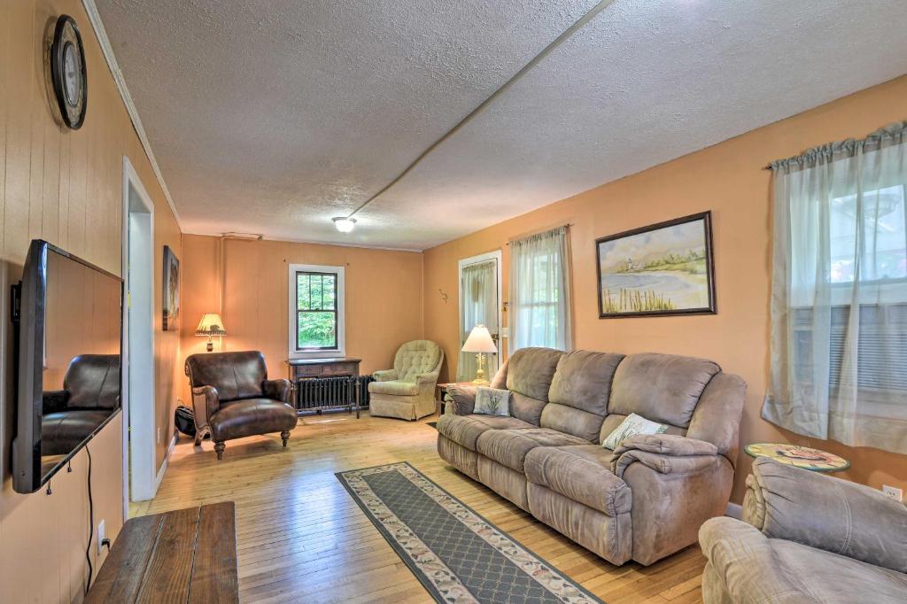 Family House with Balcony Less Than 3 Mi to WV University - image 2