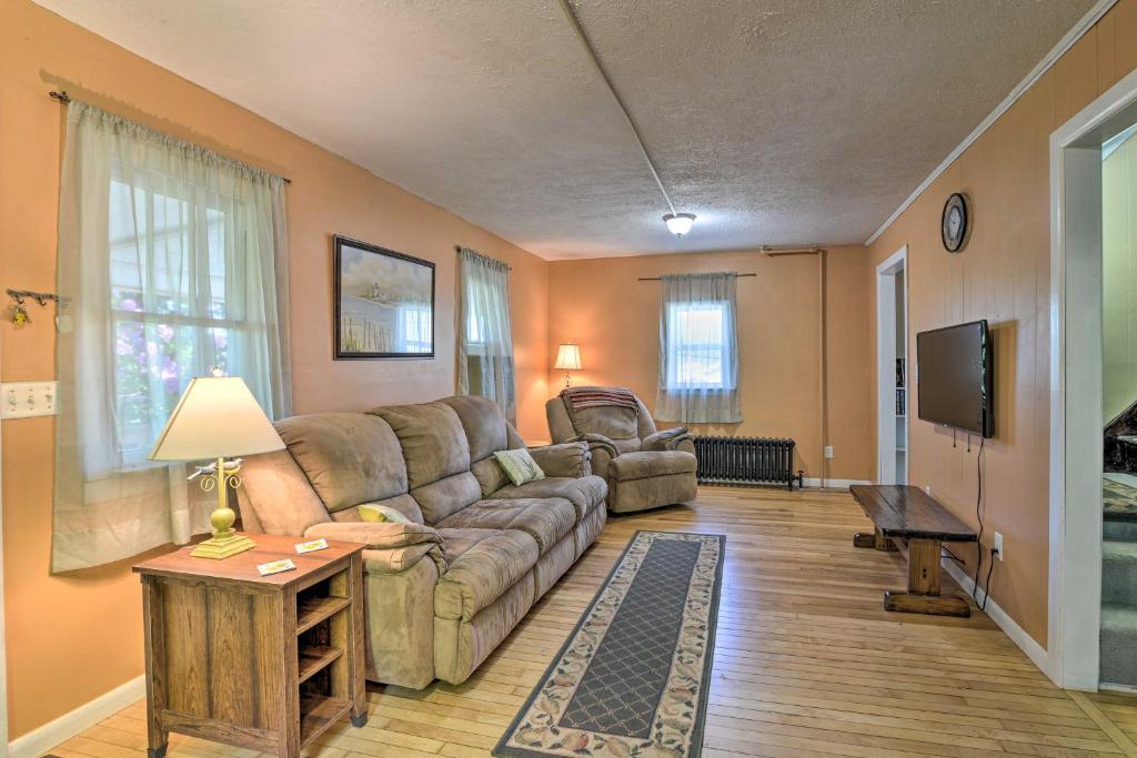 Family House with Balcony Less Than 3 Mi to WV University - image 4