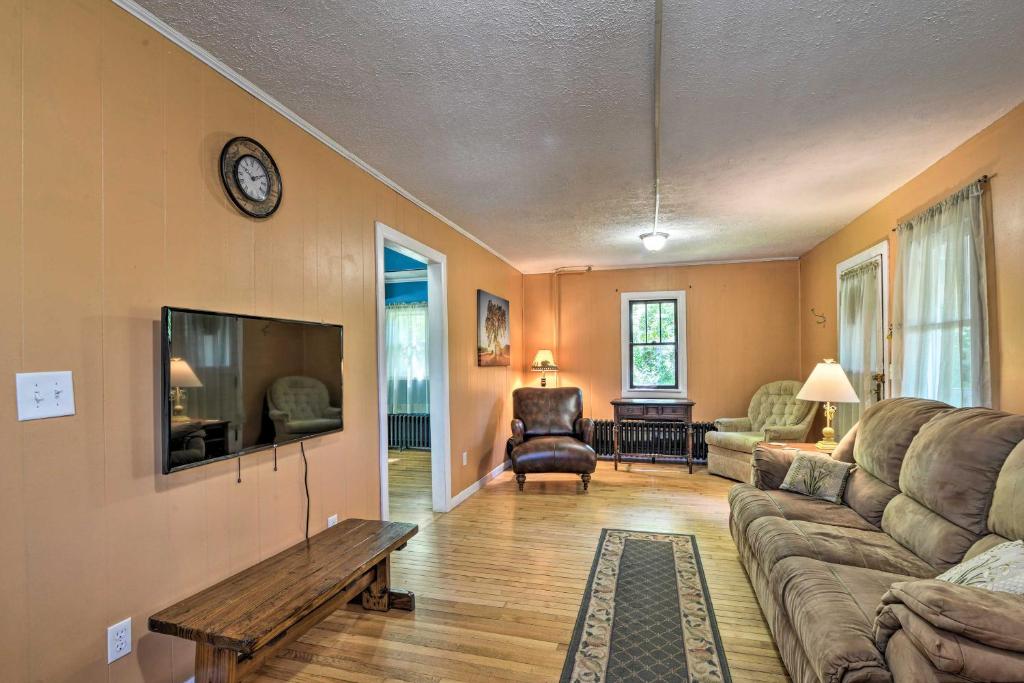 Family House with Balcony Less Than 3 Mi to WV University - image 5