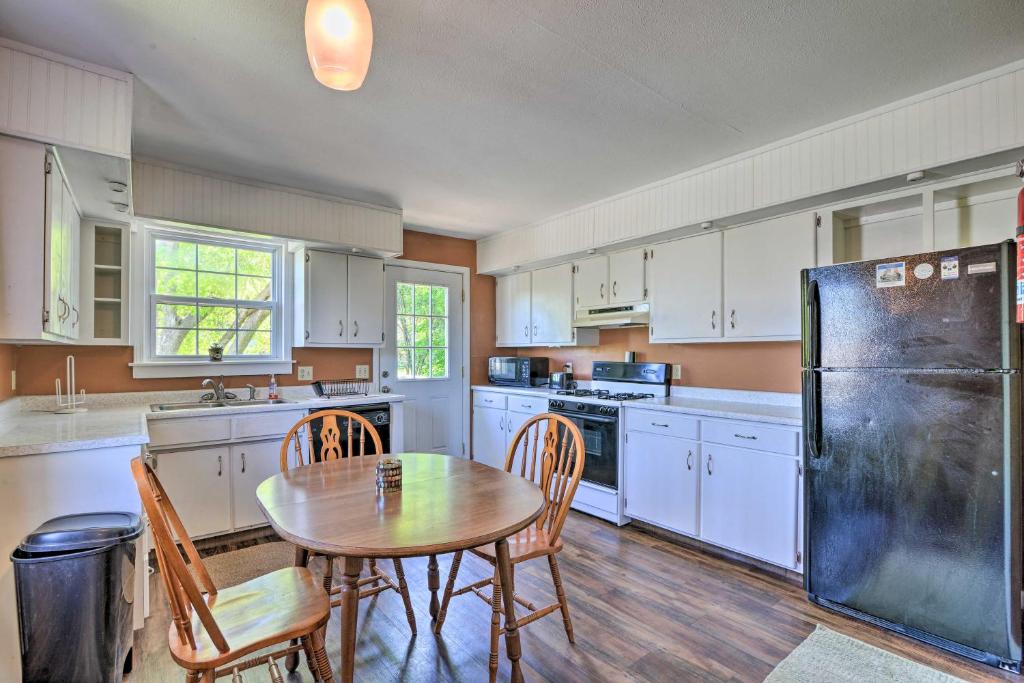 Family House with Balcony Less Than 3 Mi to WV University - image 7