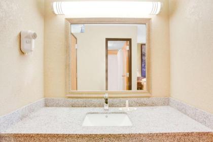 Super 8 by Wyndham Morrilton - image 14
