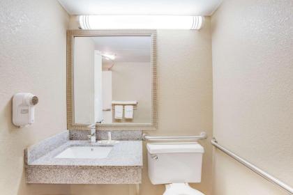 Super 8 by Wyndham Morrilton - image 2