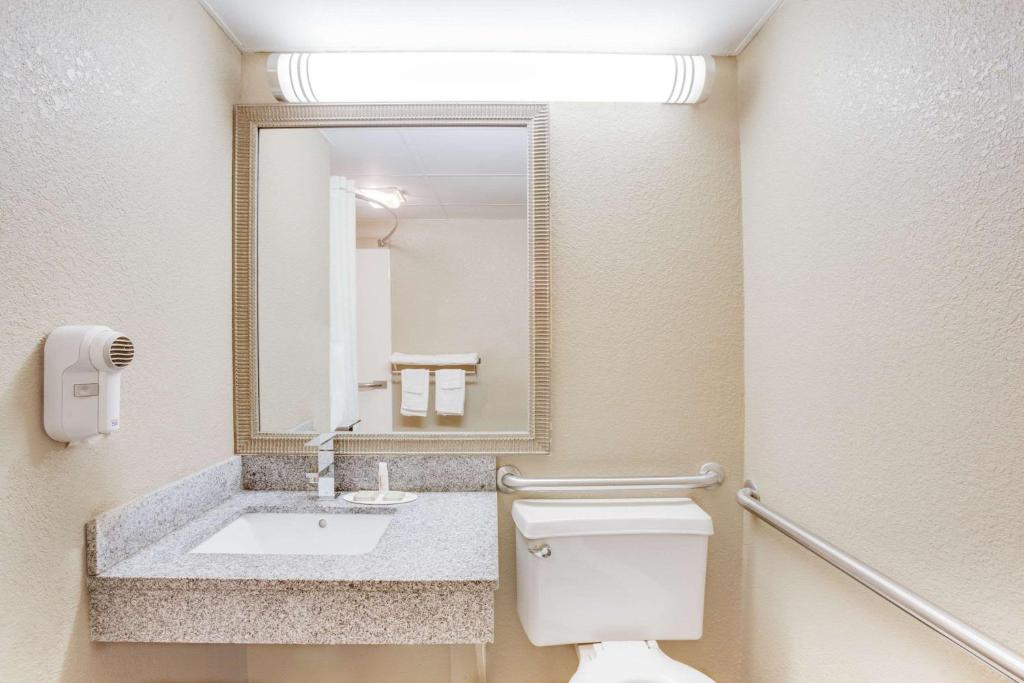 Super 8 by Wyndham Morrilton - image 2
