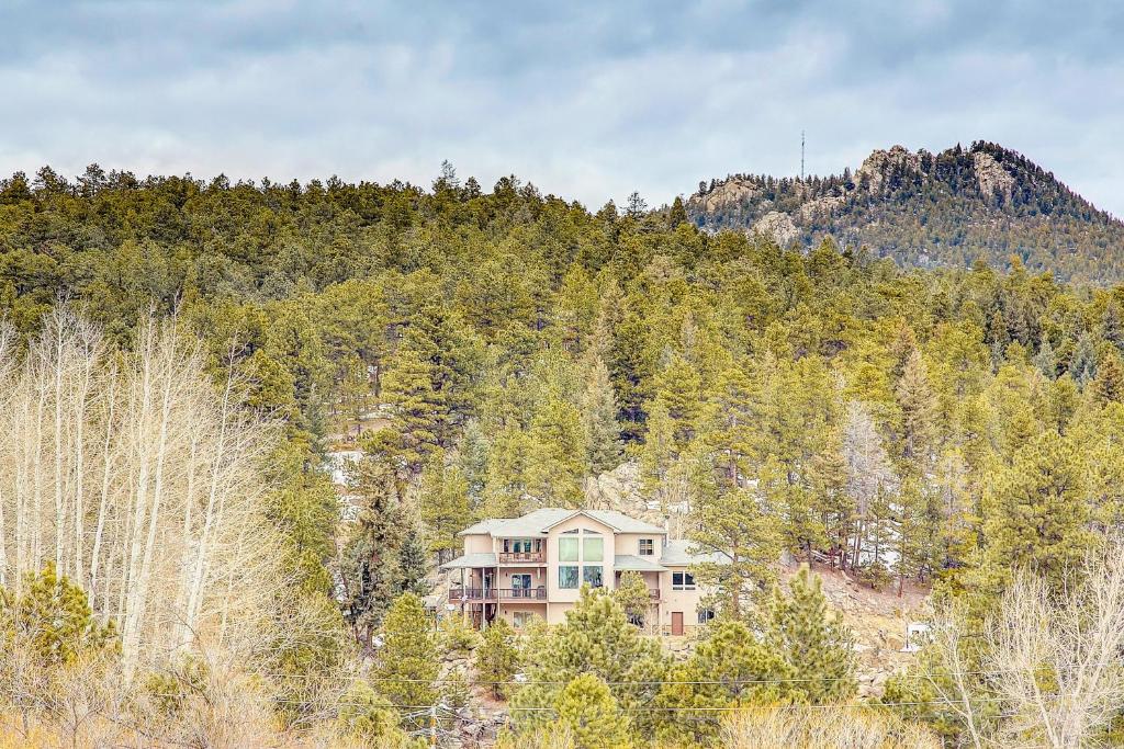 Secluded & Spacious Mountain Getaway - image 3