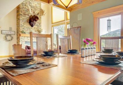Secluded & Spacious Mountain Getaway - image 9