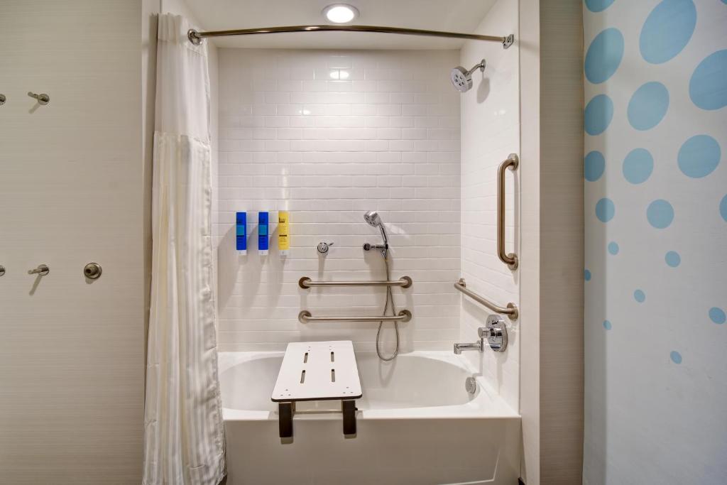Tru By Hilton Raleigh Durham Airport - image 3