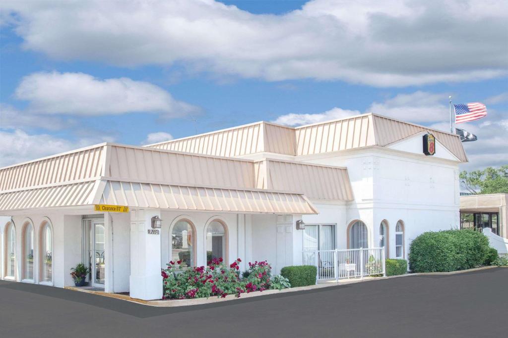Super 8 by Wyndham Morton Grove/Chicago - main image