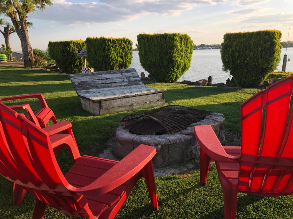 Lakeshore Inn Water Front - image 5