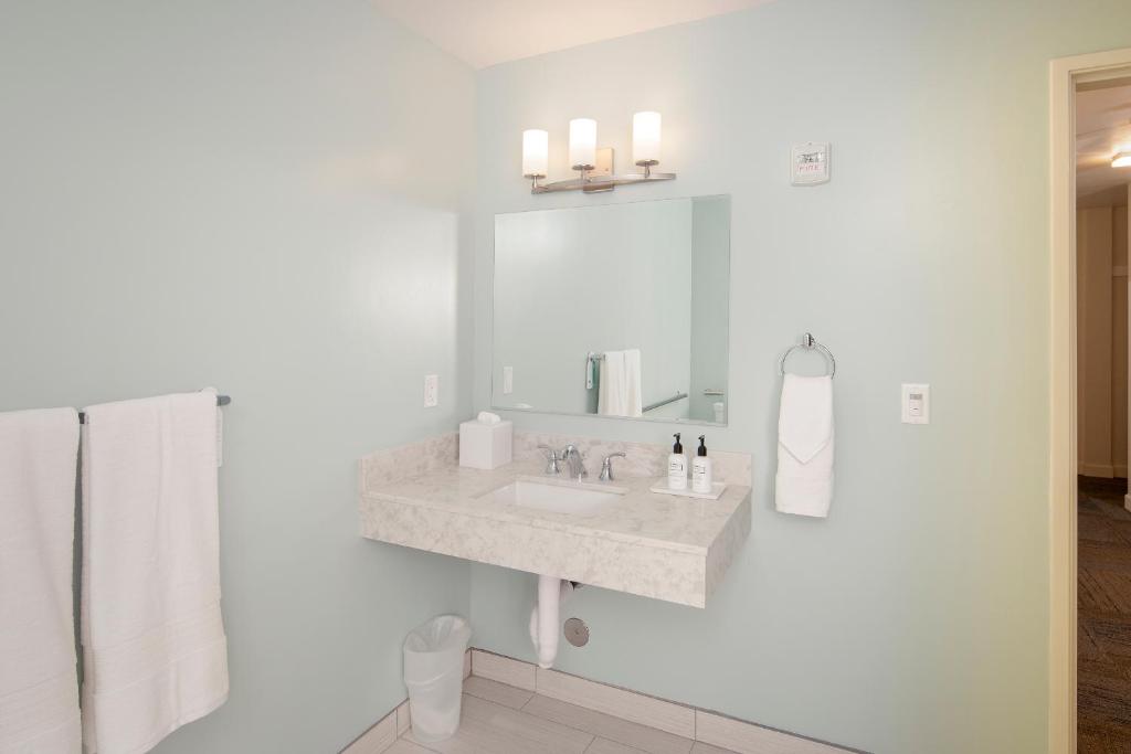 Inn At Moss Landing Point - image 3