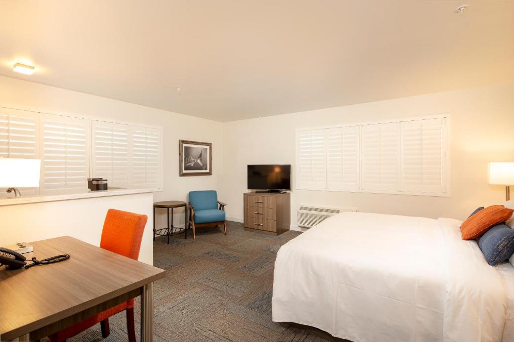 Inn At Moss Landing Point - image 4