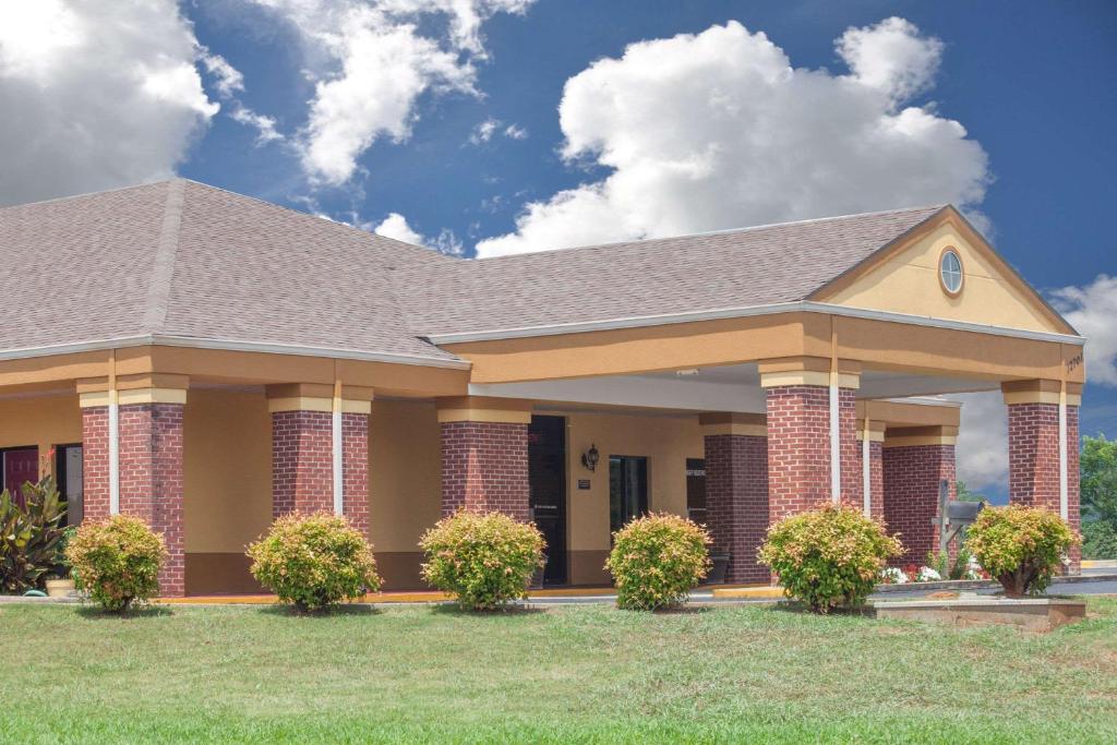 Days Inn by Wyndham Moulton - main image