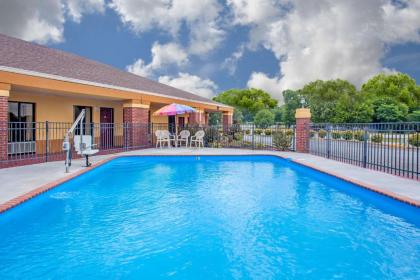 Days Inn by Wyndham Moulton - image 12