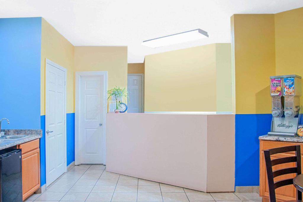 Days Inn by Wyndham Moulton - image 5