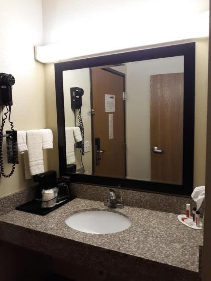 Super 8 by Wyndham Mound City - image 11