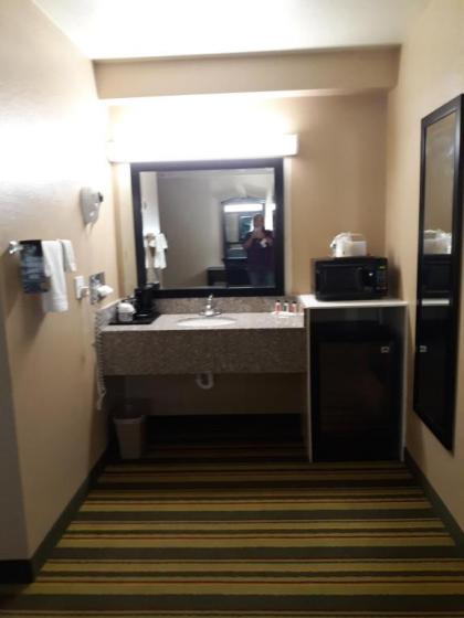 Super 8 by Wyndham Mound City - image 13