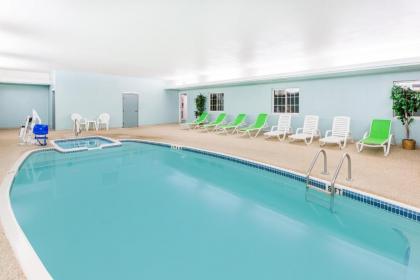 Super 8 by Wyndham Mound City - image 3