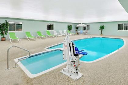 Super 8 by Wyndham Mound City - image 6
