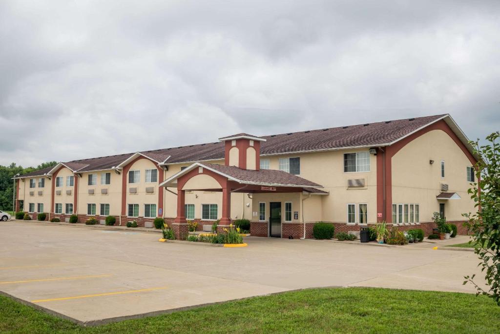 Super 8 by Wyndham Mt. Carmel IL - main image