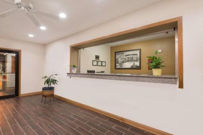 Super 8 by Wyndham Mt. Carmel IL - image 2