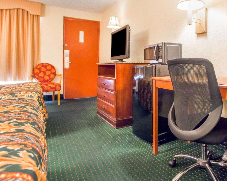 Rodeway Inn Mount Laurel Hwy 73 - image 2