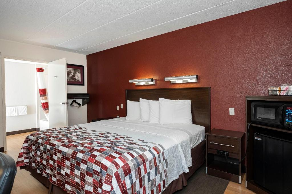 Red Roof Inn Mt Laurel - image 2