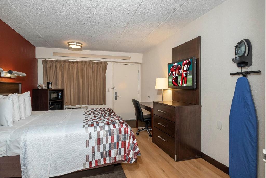 Red Roof Inn Mt Laurel - image 3