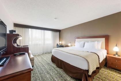 Clarion Hotel & Suites - image 10
