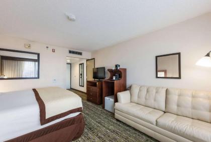 Clarion Hotel & Suites - image 11