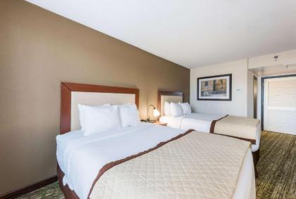 Clarion Hotel & Suites - image 12