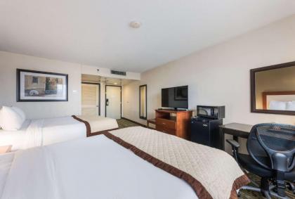 Clarion Hotel & Suites - image 15