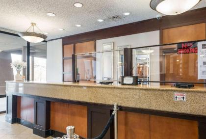 Clarion Hotel & Suites - image 2