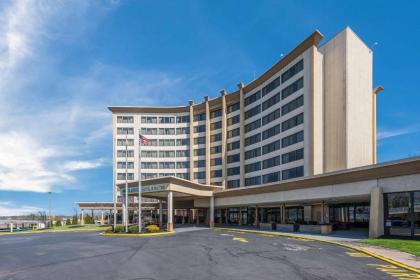 Clarion Hotel & Suites - image 3