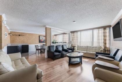 Clarion Hotel & Suites - image 4