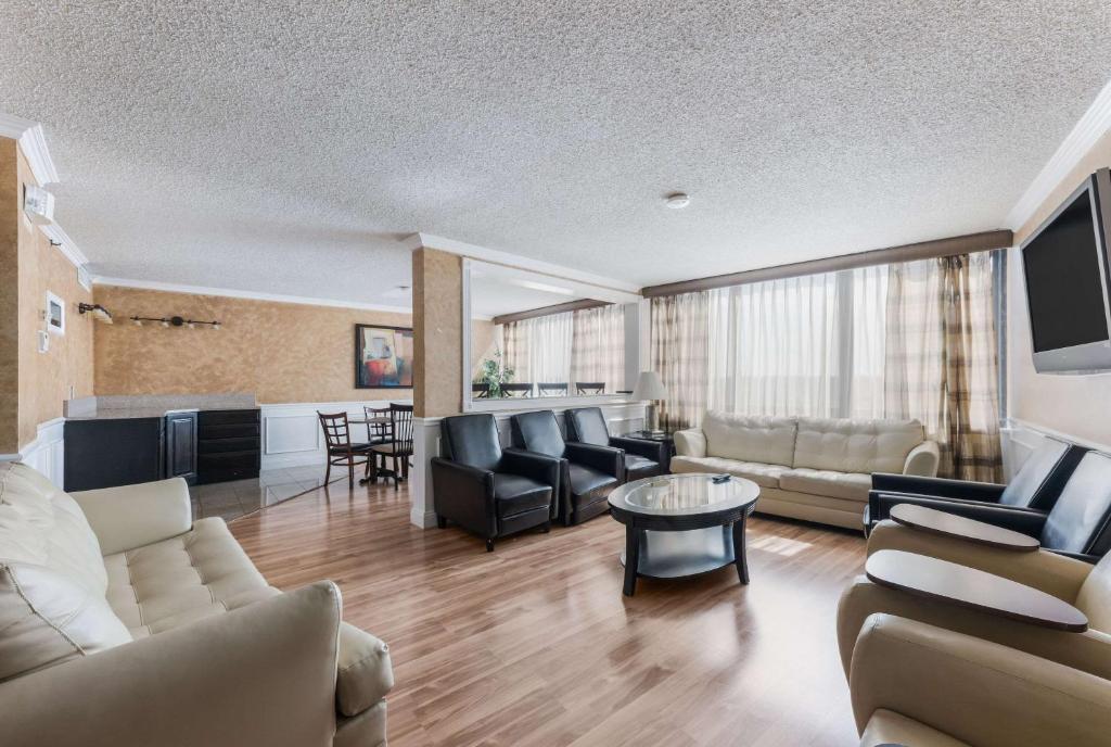 Clarion Hotel & Suites - image 4