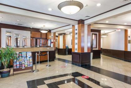 Clarion Hotel & Suites - image 5