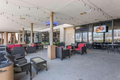 Clarion Hotel & Suites - image 6
