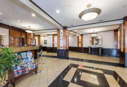 Clarion Hotel & Suites - image 7