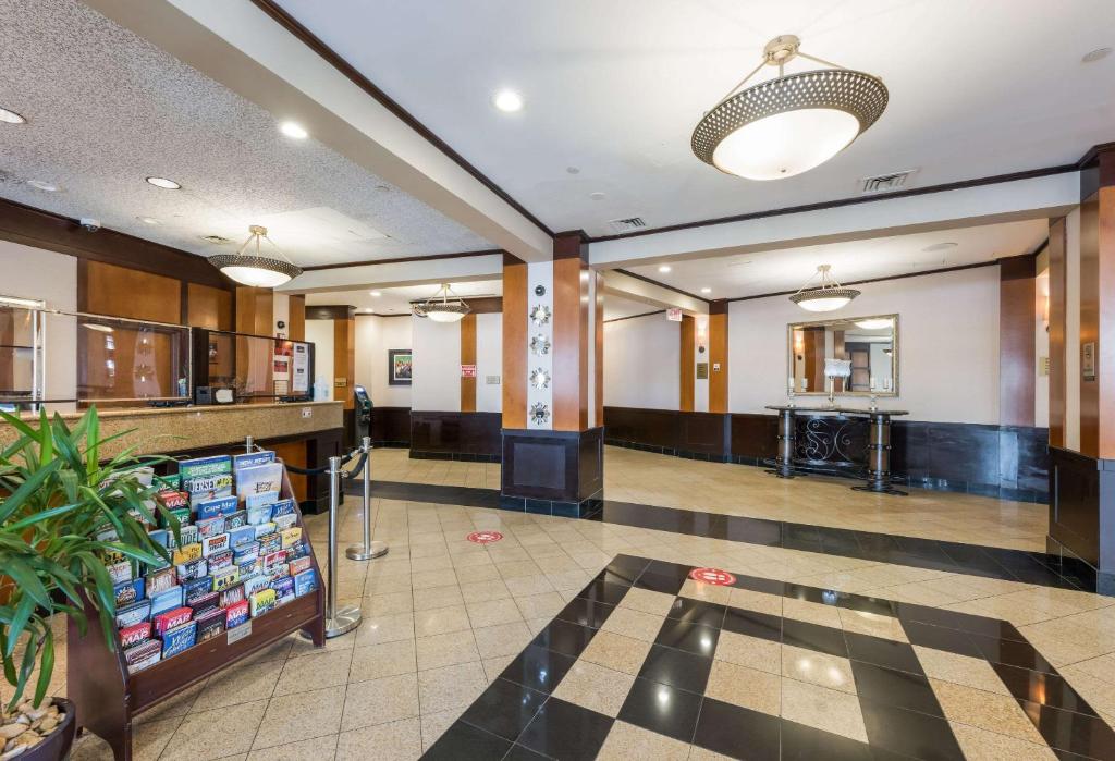 Clarion Hotel & Suites - image 7