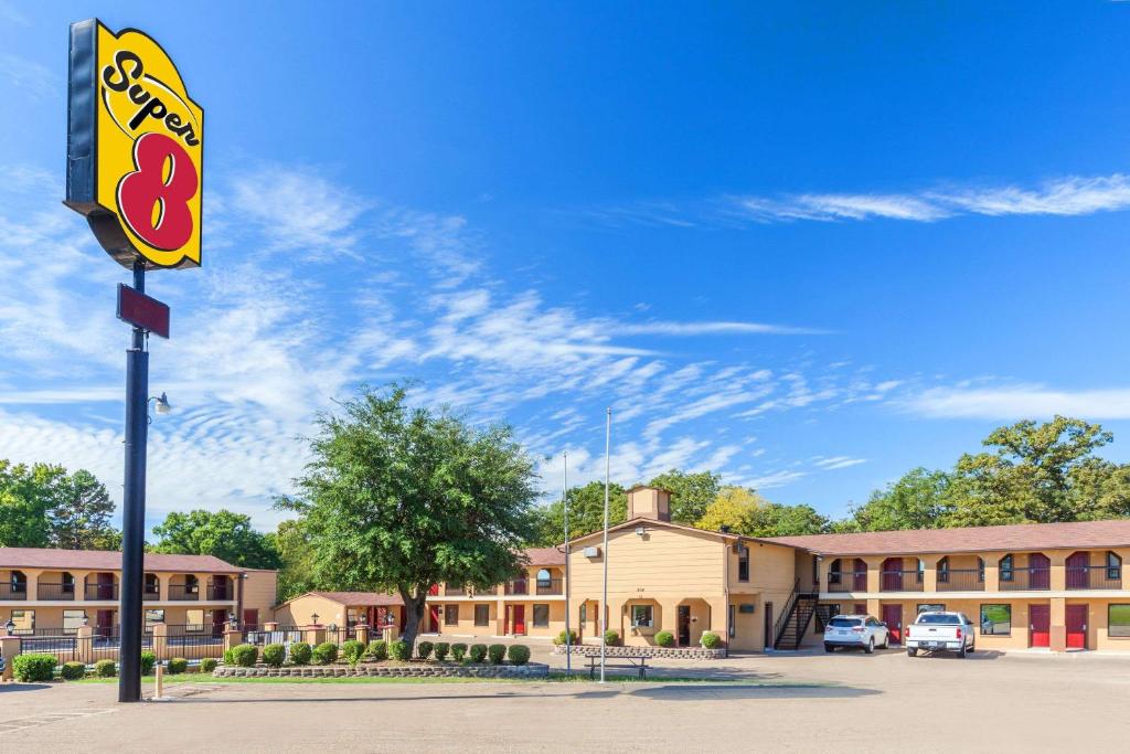 Super 8 by Wyndham Mt. Pleasant TX - main image