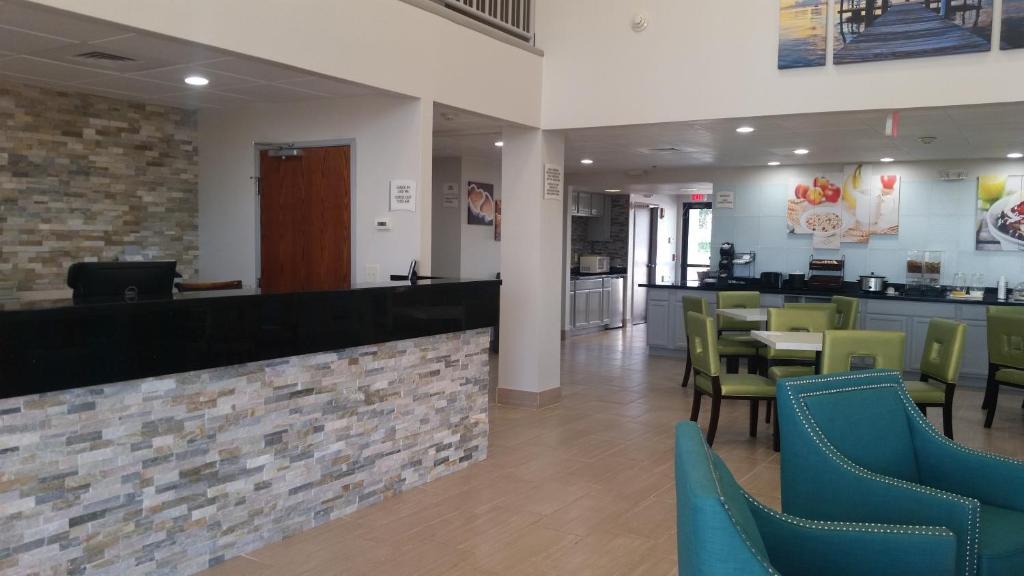 Quality Inn & Suites - image 2
