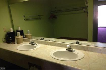 Royal Inn & Suites - image 11