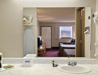 Royal Inn & Suites - image 12