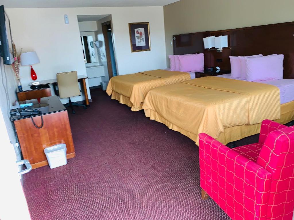 Royal Inn & Suites - image 4