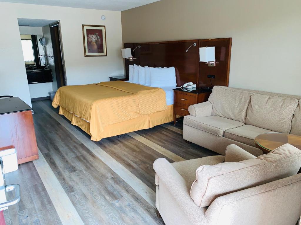 Royal Inn & Suites - image 5