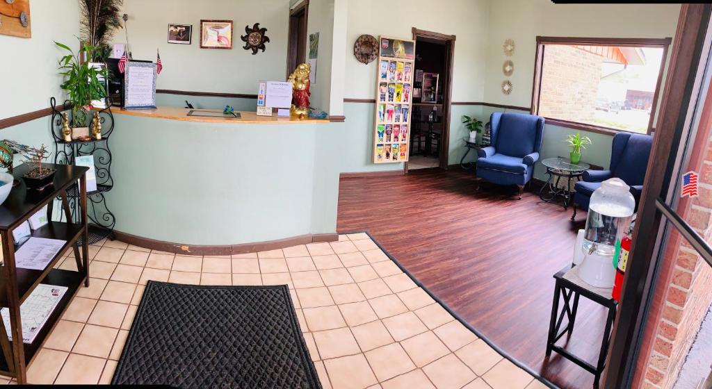 Royal Inn & Suites - image 7