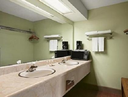 Royal Inn & Suites - image 8
