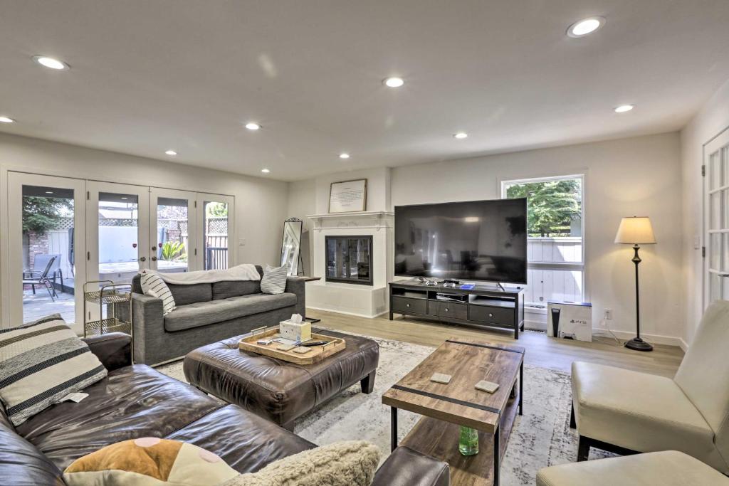 Luxe Mountain View Retreat Central Location! - image 4