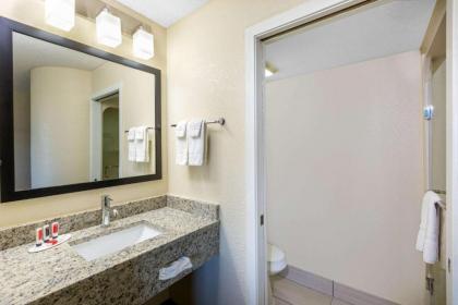 Baymont Inn & Suites by Wyndham Mukwonago - image 10
