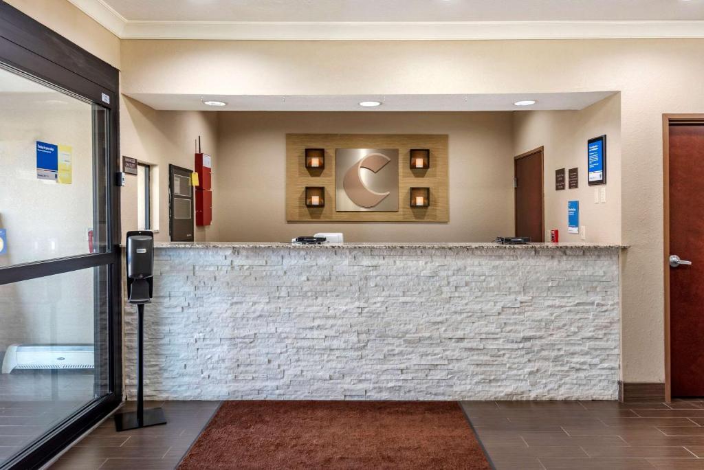 Comfort Inn & Suites Muncie - image 2