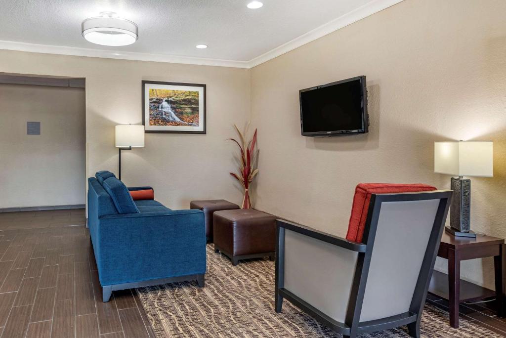 Comfort Inn & Suites Muncie - image 3